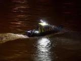 Policías y rescatistas trabajan en las labores de búsqueda de desaparecidos, tras el accidente de un barco con una treintena de turistas a bordo en el río Danubio, a la altura de Budapest (Hungría).