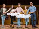 La familia Bravo, en el escenario del musical Billy Elliot, donde los tres niños de la familia bailan.