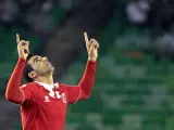 Reyes, celebrando un gol con el Sevilla.
