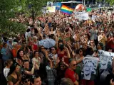 Simpatizantes de la alcaldesa en funciones de Madrid, Manuela Carmena, se concentran este sábado en las puertas del Palacio de Cibeles