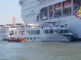 Imagen del crucero al chocar con el barco turístico en Venecia.