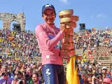 Richard Carapaz, con el trofeo de ganador del Giro de Italia 2019.