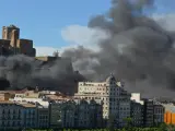 Sucesos.- El incendio en un patio interior de Lleida causa una gran columna de humo