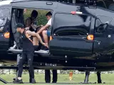Neymar llega en helicóptero al entrenamiento de Brasil junto a Dani Alves y más jugadores.