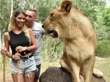 Deulofeu y su pareja, junto a un león