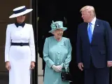 La reina Isabel II de Inglaterra (c) recibe al presidente de los Estados Unidos, Donald Trump (d), y a su mujer, Melania Trump (i), en el Palacio de Buckingham en Londres.