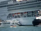Un barco turístico colisiona contra el crucero "Ópera" de la compañía MSC, en Venecia, Italia.