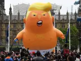 El gigante 'Baby Trump' sobrevuela Londres como protesta contra la visita oficial del presidente de Estados Unidos al Reino Unido.