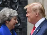 La primera ministra británica, Theresa May, y el presidente de Estados Unidos, Donald Trump, salen del 10 de Downing Street, en Londres (Reino Unido).