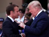El presidente galo, Emmanuel Macron (i), y su homólogo estadounidense, Donald Trump (d), durante la ceremonia de conmemoración del 75 aniversario del Día D, en Francia.