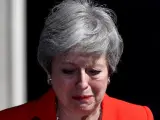 La primera ministra británica, Theresa May, anuncia que dimitirá el 7 de junio y rompe a llorar, al no soportar la emoción.