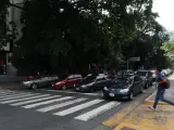 Automóviles en la avenida Francisco de Miranda en la urbanización Altamira, Caracas (Venezuela).