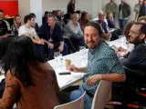 El líder de Podemos Pablo Iglesias, junto a Pablo Echenique, en el Consejo Ciudadano Estatal de la formación morada.