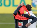 Neymar, poniéndose un peto en el entrenamiento de Brasil.
