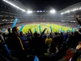 Aficionados de Boca Juniors animan en la grada del estadio Santiago Bernabeu donde esta noche se disputará el partido de vuelta de la final de la Copa Libertadores entre el River Plate y el Boca Juniors. EFE/Juan Carlos Hidalgo