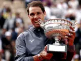 Rafa Nadal, con la Copa de los Mosqueteros conquistada en Roland Garros 2019.