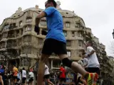 Varios corredores durante la maratón de Barcelona.