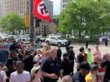 Un grupo de neonazis, interrumpiendo el Desfile del Orgullo en Detroit (EE UU).