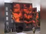 Las llamas arrasan un edificio de viviendas en Barking, al este de Londres (Reino Unido).