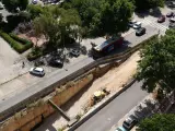 Máquinas trabajando, este lunes, en la rampa de la avenida Amado Granell que conecta los tramos subterráneo y en superficie de la L10.