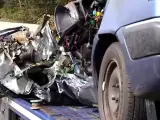 Un coche destrozado tras un accidente de tráfico.