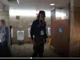 El 'streamer' Dr. DisRespect entrando en un baño público del evento en pleno directo.