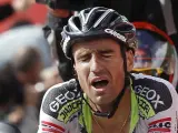 Juan José Cobo, ciclista del Geox, a su llegada a la cima del Angliru, donde logró la victoria.