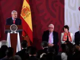 El presidente de México, Andrés Manuel López Obrador (i), habla durante la conmemoración del exilio republicano español en México este jueves, en Ciudad de México (México)