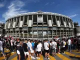 Desde primera hora de la mañana, los aficionados hacían cola en el Santiago Bernabéu para asistir a la presentación del 'nuevo galáctico'.
