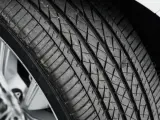 Comprobar el desgaste de los neumáticos es fundamental para garantizar la seguridad.
