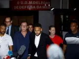 El futbolista brasileño Neymar Jr. sale de la Comisaría de Defensa de la Mujer, en Sao Paulo (Brasil), tras declarar por la presunta violacion de la modelo Najila Trindade.
