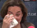 Ada Colau se seca las lágrimas durante una entrevista en la cadena Rac1