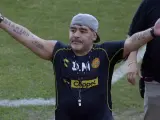 El técnico argentino Diego Armando Maradona (c) saluda a la afición al término de una sesión de entrenamiento en la ciudad de Culiacán, Sinaloa (México).