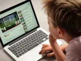 Un niño mira un vídeo en YouTube.