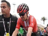 Dumoulin cruzó la meta de la cuarta etapa del Giro con su rodilla izquierda ensangrentada.