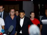 El futbolista brasileño Neymar Jr. sale de la Comisaría de Defensa de la Mujer, en Sao Paulo (Brasil), tras declarar por la presunta violacion de la modelo Najila Trindade.
