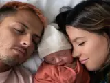 Chicharito y Sarah Kohan con su bebé Noah, en una tierna imagen publicada en Instagram.