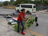 Empleados de la alcaldía de Tegucigalpa (Honduras) recogen escombros después de las protestas.