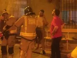 Bomberos de Lorca y el alcalde de la localidad revisan los daños producidos en un edificio tras un terremoto con epicentro en Puerto Lumbreras.