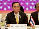 El primer ministro tailandés, Prayut Chan-o-cha, preside la sesión plenaria en la 34ª Cumbre de la Asean en Bangkok. /EFE/EPA/DIEGO AZUBEL