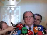 Ángel Gabilondo compareciendo ante los medios de comunicación.