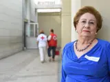 Lidia, de 86 a&ntilde;os, recibe la ayuda de una voluntaria de Cruz Roja, Bego&ntilde;a, cuando lo demanda.