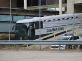 El autocar que transporta a los presos saliendo ayer hacia Valdemoro.