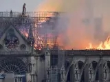 El fuego ha afectado a todo el armazón que sustenta el tejado de Notre Dame, mientras que un portavoz de los bomberos destaca las dificultades de acceso que supone el edificio.