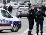 Agentes de la policía francesa llevan a cabo una operación antiterrorista.