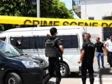 La policía acordonando la zona del primer ataque suicida en Túnez capital.