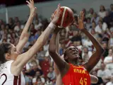 Astou Ndour, durante el partido entre Letonia y España del Eurobasket femenino.