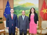 El primer ministro Nguyen Xuan Phuc, la comisaria de Comercio de la UE Cecilia Malmström y el ministro rumano de Negocios, Ștefan-Radu Oprea en Hanói el 30 de junio de 2019. /Foto: VGP