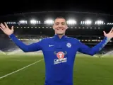 Mateo Kovacic posa con la camiseta del Chelsea, donde jugará cedido durante la temporada 2018/19.