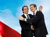 El presidente del PP, Pablo Casado, abraza al expresidente del Gobierno y presidente de la Fundación FAES, José María Aznar.